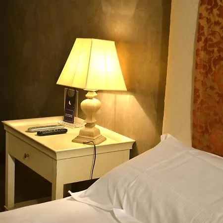 לינה וארוחת בוקר Maison Chiro' 2*