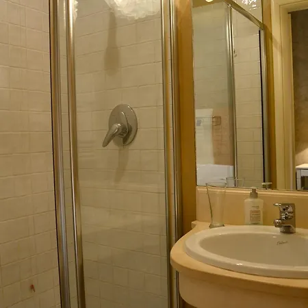 לינה וארוחת בוקר Maison Chiro' 2*